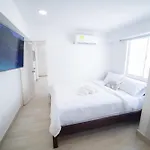Nice Beach-Front Studio With 2 Beds, Aircon & More