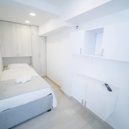 Apartment Beach-front With 2 Beds, Aircon &